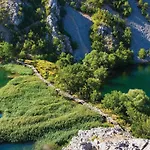 Stunning In Karin Gornji *