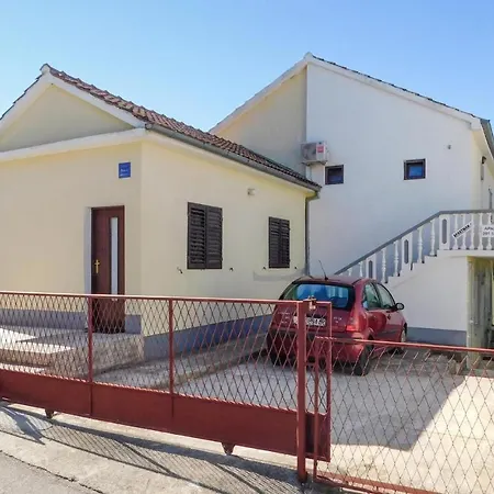 1 Bedroom Beautiful In Karin Gornji 아파트