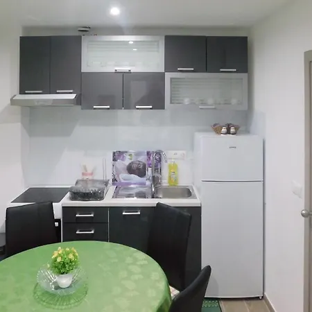 아파트 1 Bedroom Beautiful In Karin Gornji 고르니 카린