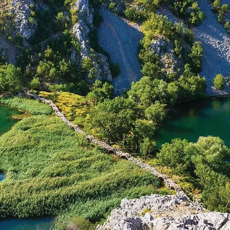1 Bedroom Beautiful In Karin Gornji *