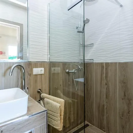 1 Bedroom Beautiful In Karin Gornji 아파트 *