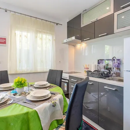 1 Bedroom Beautiful In Karin Gornji 아파트 *