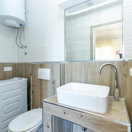 아파트 1 Bedroom Beautiful In Karin Gornji *