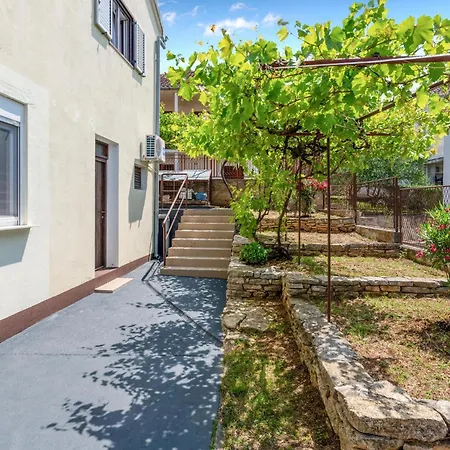 1 Bedroom Beautiful In Karin Gornji 아파트 *